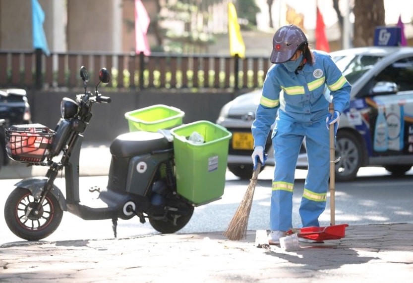 Việc áp dụng công nghệ hỗ trợ hoạt động vệ sinh môi trường trên khu vực phố cổ giúp hoạt động thu gom rác, vệ sinh của công nhân môi trường nhẹ nhàng hơn.