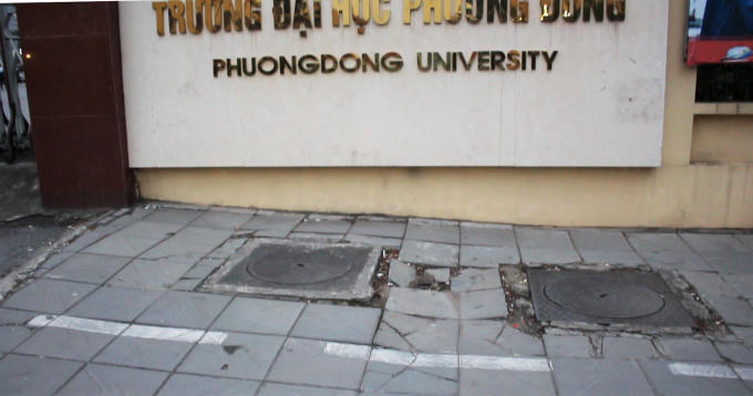 Đoạn vỉa hè lát đá tự nhiên qua trường Đại học Phương Đông (quận Cầu Giấy) xuất hiện nhiều vết nứt. Đặc biệt là khu vực gần cổng trường.
