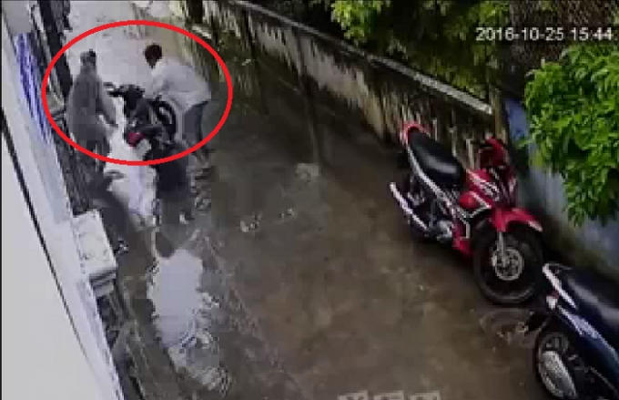 Người đàn ông trộm xe bị bắt quả tang khi vừa lên xe hòng tẩu thoát. (Ảnh: Chụp màn hình).