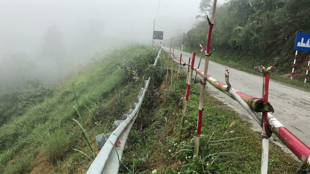 Một điểm sạt lở khác dài hàng chục mét, bớt nghiêm trọng hơn.