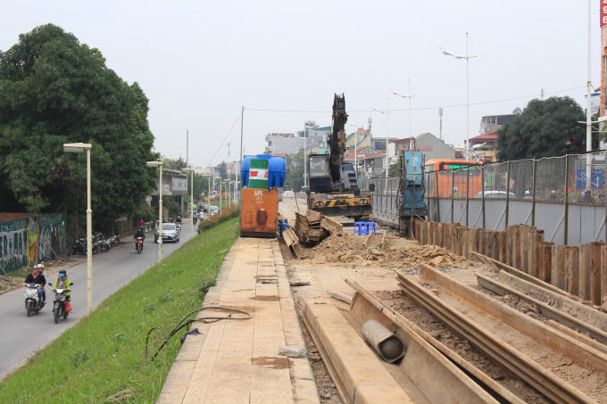Làn đê bên trái theo hướng từ An Dương đến khách sạn Thắng Lợi sẽ được bóc dỡ trước.