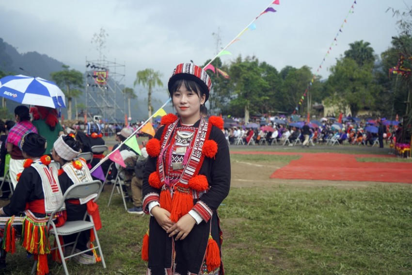 Một cô gái trong trang phục Dao đỏ trong ngày lễ lớn của địa phương.