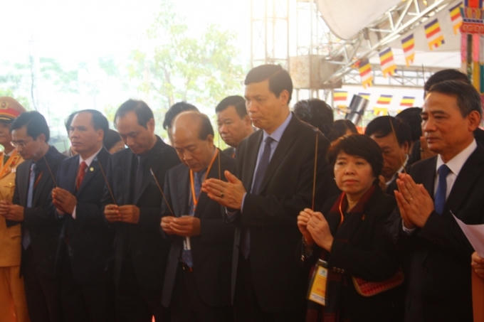 Các vị lãnh đạo Bộ, ban ngành và lãnh đạo tỉnh Quảng Ninh thắp hương cầu siêu cho các nạn nhân bị tai nạn giao thông tại buổi đại lễ. (Ảnh Việt Hưng)