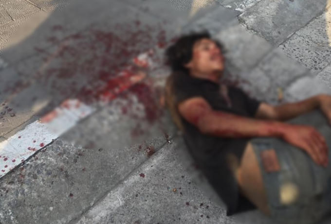 Nam thanh niên bị người dân không chế trong trạng thái được cho là ngáo đá.