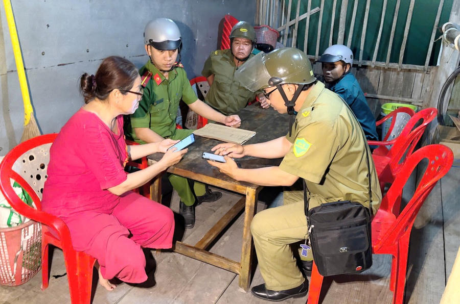 Lực lượng tuần tra Công an xã Phú Mỹ tuyên truyền, vận động và hướng dẫn người dân cách thức trình báo tình hình an ninh, trật tự tại địa phương.