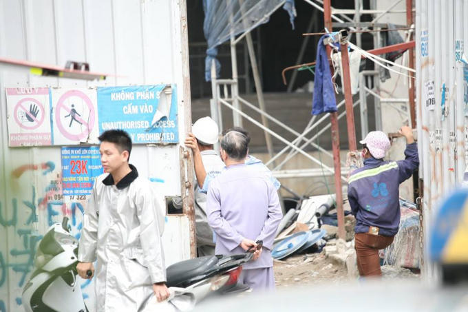 Nhiều công nhân hoảng hốt khi phát hiện có hỏa hoạn.