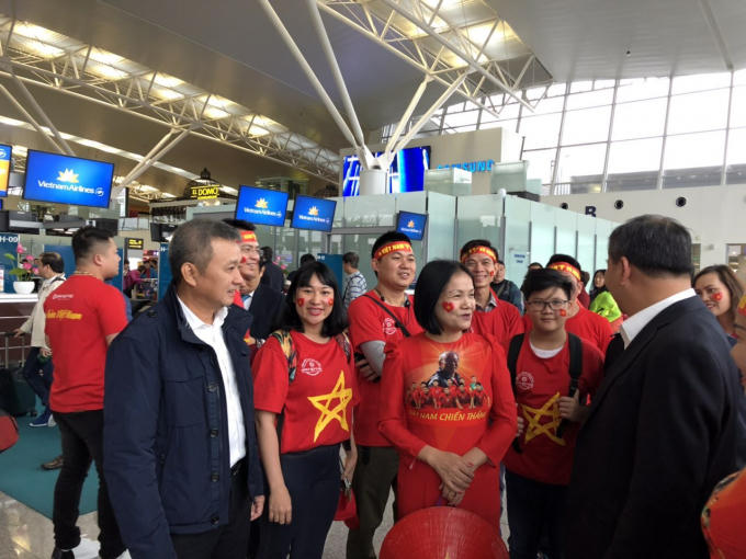 &Ocirc;ng Dương Tr&iacute; Th&agrave;nh - Tổng Gi&aacute;m đốc Vietnam Airlines l&ecirc;n s&acirc;n bay Nội B&agrave;i tiễn v&agrave; tiếp lửa c&ugrave;ng cổ động vi&ecirc;n bay sang Malaysia cổ vũ đội tuyển Việt Nam tại trận Chung kết lượt đi AFF Cup 2018