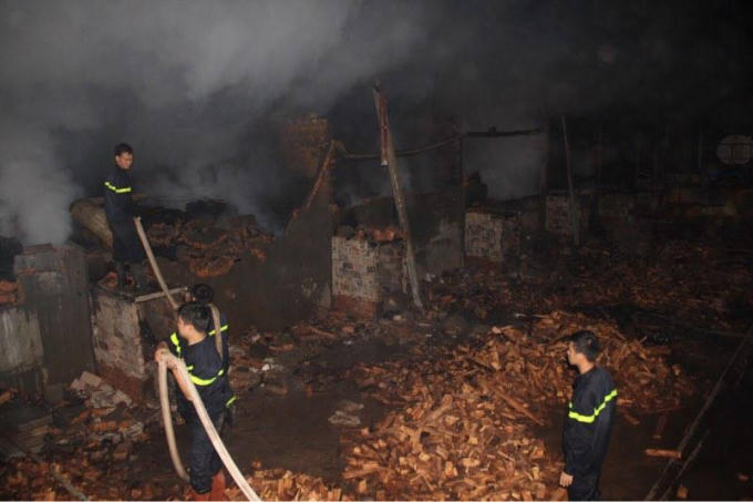 Lực lượng cứu hỏa nổi lực dập tắt đám cháy