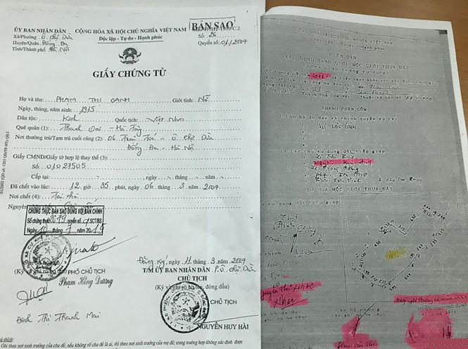 Dù đã có giấy chứng tử từ năm 2004 nhưng bà Phạm Thị Oanh vẫn có tên trong Biên bản xác định ranh giới, mốc giới thửa đất lập năm 2006 trong hồ sơ mà gia đình Hùng được chính quyền sở tại xác nhận để làm cơ sở cho UBND quận Đống Đa cấp sổ đỏ tại số 27A Đê La Thành.