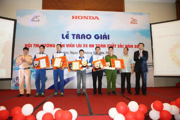 Trao giải cho các hướng dẫn viên lái xe an toàn xuất sắc nhất.