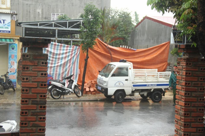 Ngôi nhà phát hiện phần thi thể đã được che kín và thắt chặt an ninh bên ngoài.