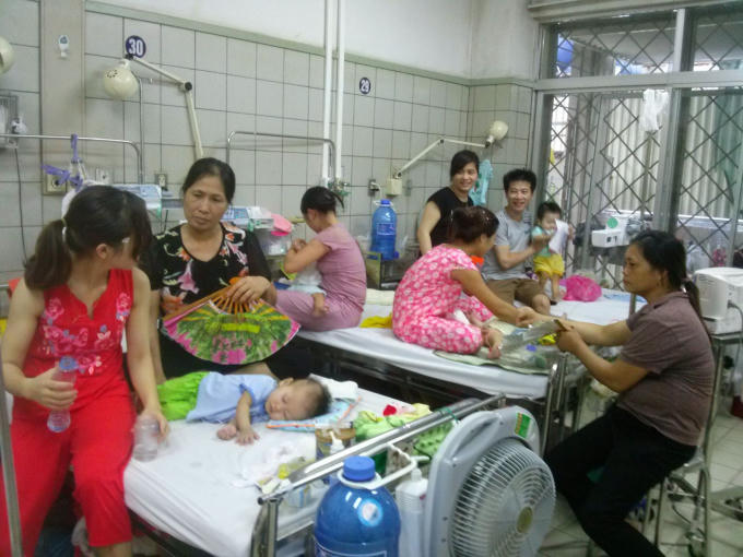 Thời tiết đột ngột chuyển từ nắng nóng sang mưa khiến cơ thể trẻ không kịp thích nghi dễ mắc bệnh. Ảnh: minh họa