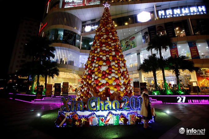 Tối nay (24/12) mới chính thức là đêm Giáng sinh nhưng những ngày qua đường phố Hà Nội đã tràn ngập sắc màu và không khí Noel.
