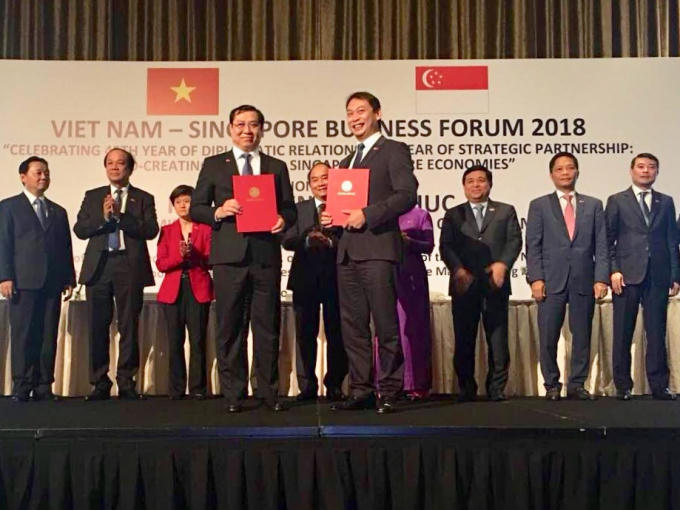 Trước sự chứng kiến của Thủ tướng Nguyễn Xuân Phúc và các bộ, ban ngành của Việt Nam và Singapore, Chủ tịch UBND thành phố Huỳnh Đức Thơ trao Bản ghi nhớ cho SMF.