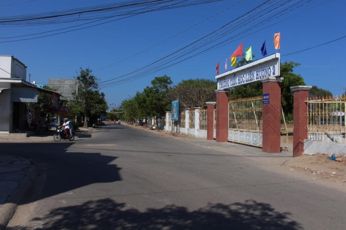 Cổng trường Vũ bắt cóc bé Nghi.