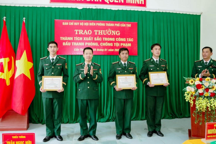 Đại tá Phạm Lê Xuân Bình - Chỉ huy trưởng BĐBP TP Cần Thơ trao giấy khen cho các tập thể cá nhân.