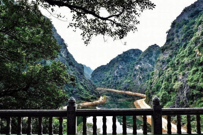 Phần lớn khu vực động Am Tiên là thung lũng ngập nước, được bao bọc xung quanh bởi vách núi đá. (ảnh Phi Ba Tơ)
