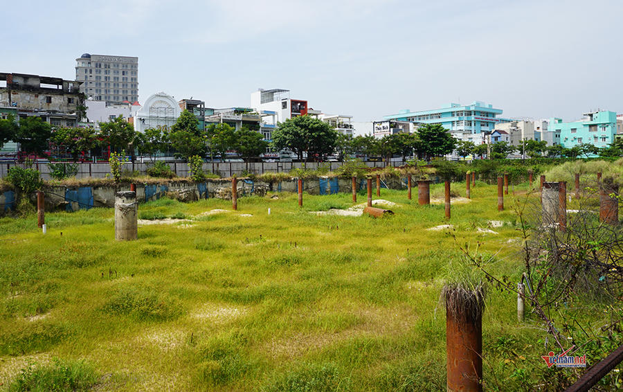 Dự án khu phức hợp trung tâm thương mại, căn hộ cao cấp và khách sạn 5 sao Đà Nẵng Center có chủ đầu tư là công ty CP Địa ốc Vũ Châu Long. Dự án này có 3 mặt tiền đường Phan Châu Trinh, Hùng Vương và Nguyễn Thị Minh Khai; nằm cạnh Nhà hát Trưng Vương (quận Hải Châu)