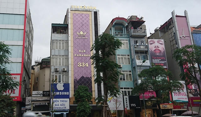 Những vụ cháy bắt nguồn từ biển quảng cáo thường để lại hậu quả nghiêm trọng vì đa số các tấm biển được làm bằng vật liệu dễ cháy. Với kích thước lớn, những tấm biển "khủng" này lúc bốc cháy sẽ bịt kín các ngả vào, gây khó khăn cho lực lượng cứu hỏa trong việc tiếp cận người bị nạn.