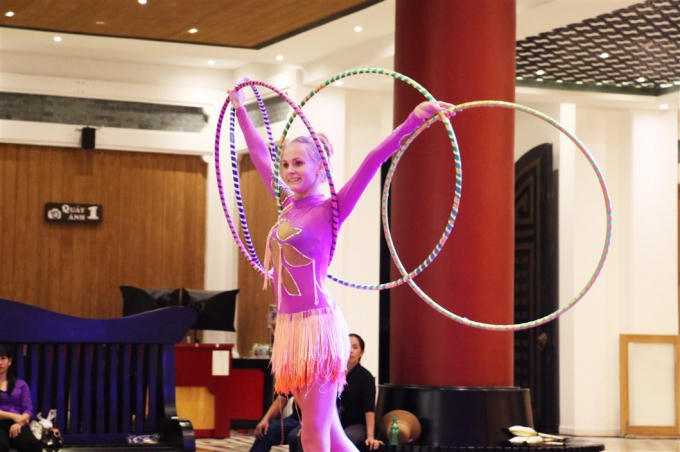 Một chương trình nghệ thuật đặc biệt chưa từng có tại Sun World Danang Wonders đã được thể hiện bởi các nghệ sỹ quốc tế để đem tới cho các thiên thần nhỏ cùng các gia đình những trải nghiệm mới lạ như múa lửa, múa led...