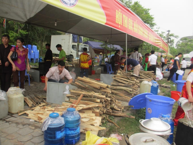 Khu vực nấu bánh chưng, thời gian nấu là 5 tiếng.