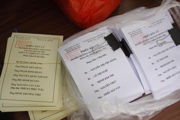 Phiếu bầu cử cấp Quốc hội, th&agrave;nh phố,quận, phường đ&atilde; được đ&oacute;ng dấu, sẵn s&agrave;ng cho ng&agrave;y bầu cử.