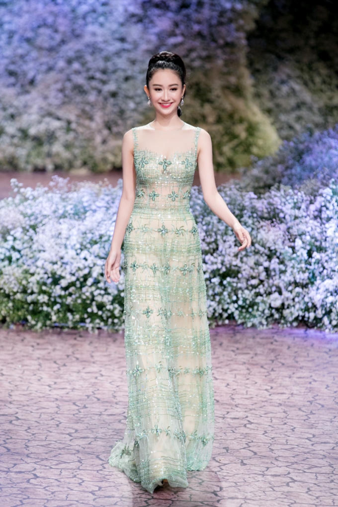 Á hậu Hà Thu.