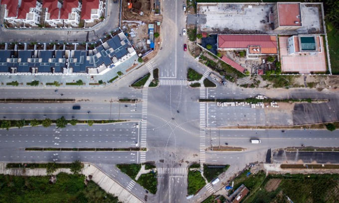 Đường được chia l&agrave;m 10 l&agrave;n xe, mỗi b&ecirc;n 5 l&agrave;n, dải ph&acirc;n c&aacute;ch giữa rộng 2-3 m.