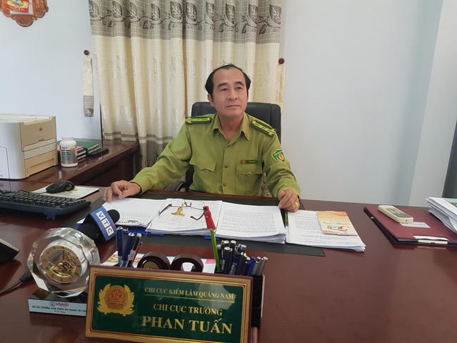 Ông Phan Tuấn – Chi cục trưởng Chi cục kiểm lâm Quảng Nam trao đổi với PV