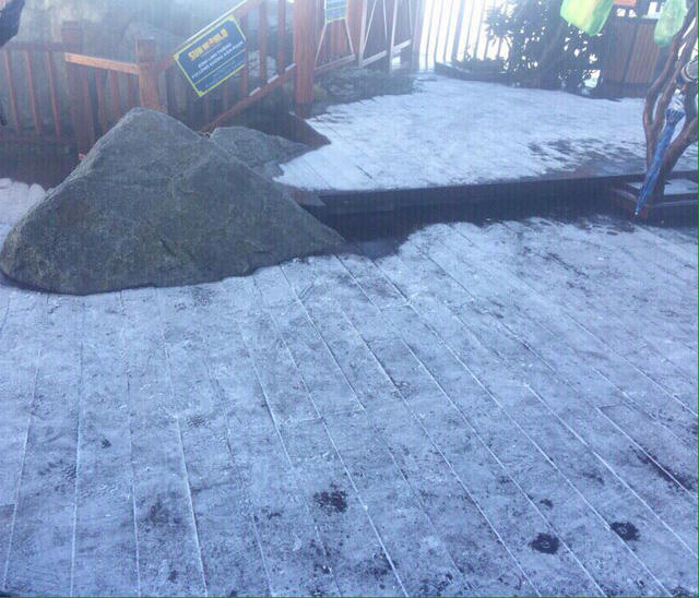 Bất ngờ cảnh sương muối phủ trắng đỉnh n&uacute;i Phan Si Păng