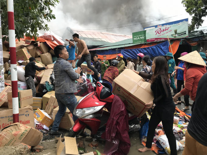 Tiểu thương liều mình cứu hàng hóa ra khỏi đám cháy.
