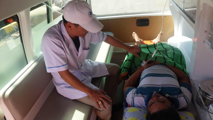 Thuyền viên Sang (phải) nghi bị thủng dạ dày.