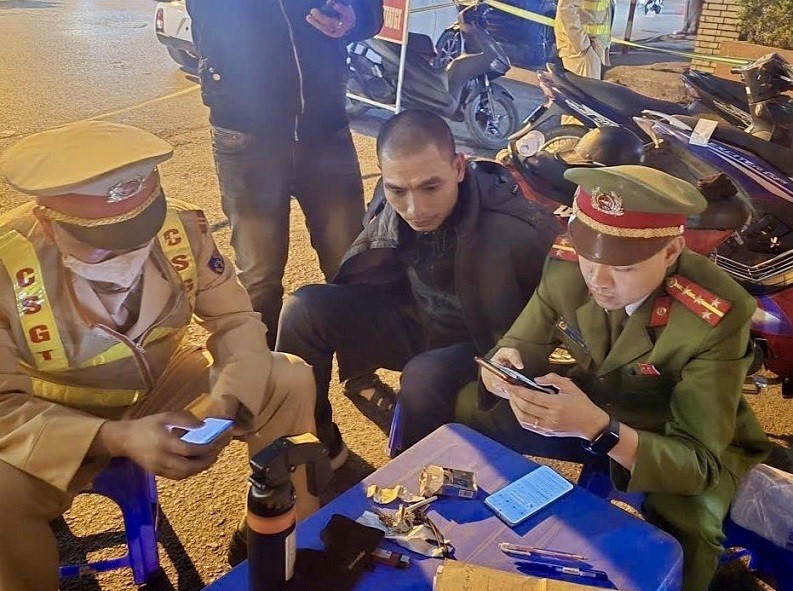 Lực lượng chức năng xác minh nhân thân đối tượng tại chỗ.