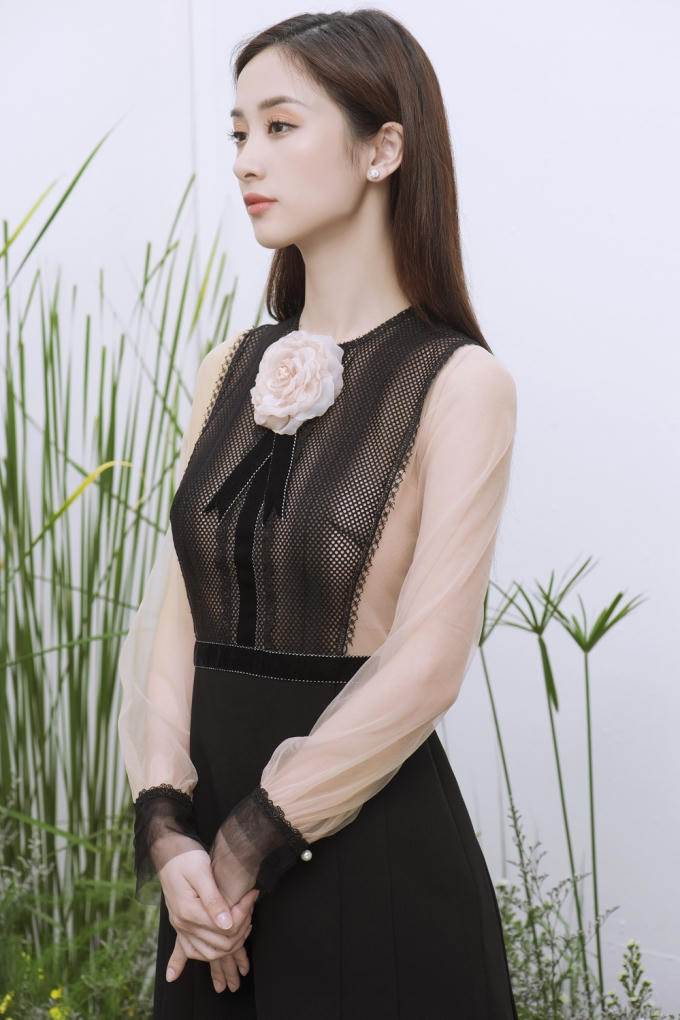 Chiếc váy với sắc đen chủ đạo tạo nên vẻ sắc sảo, lôi cuốn cho người mặc. NTK khéo léo tạo điêm nhấn bằng áo ren tay dài để Jun Vũ khoe đường cong cơ thể mà không hề gây phản cảm.Một đôi giày cũng “đen nốt” góp phần tạo nên một tổng thể “chuẩn không cần chỉnh”.