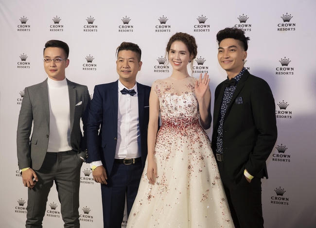 Ngọc Trinh chụp hình với các diễn viên Việt Nam cùng sang Úc tham dự ngày hôm qua.