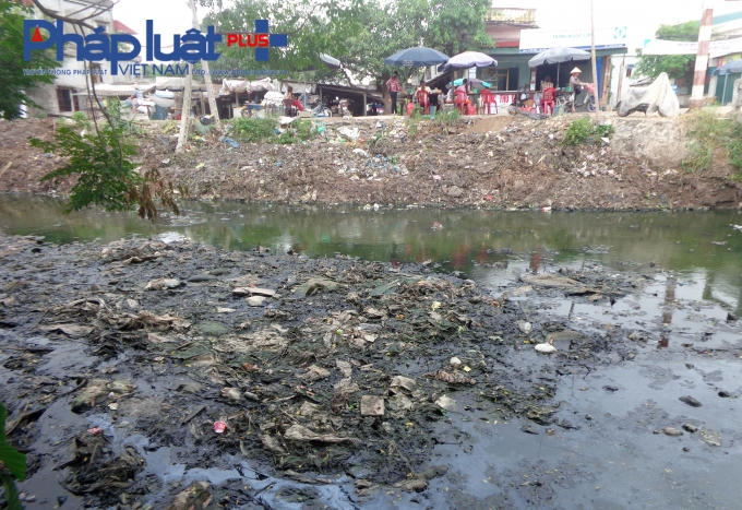 Rác thải ùn ứ, chất đống dưới lòng kênh.