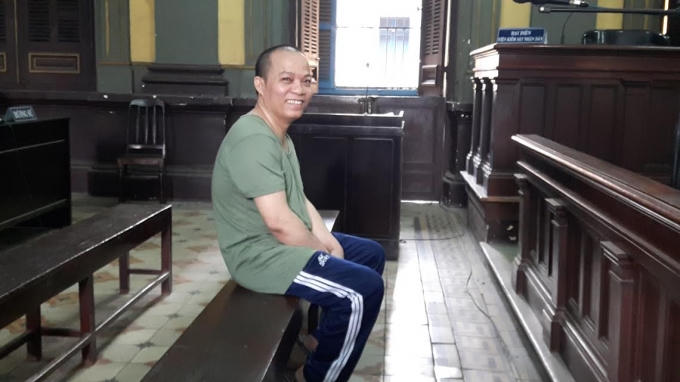 Suốt phiên tòa, bị cáo Tiền luôn luôn mỉm cười.