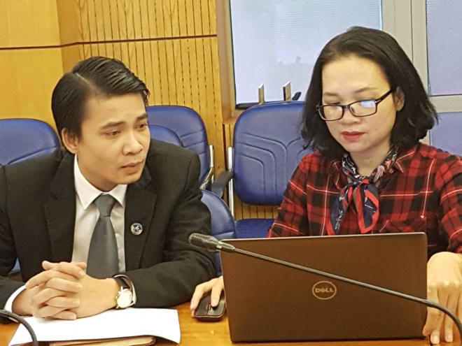 Luật sư Trần Xuân Thành (bên trái) đang trả lời câu hỏi của độc giả.