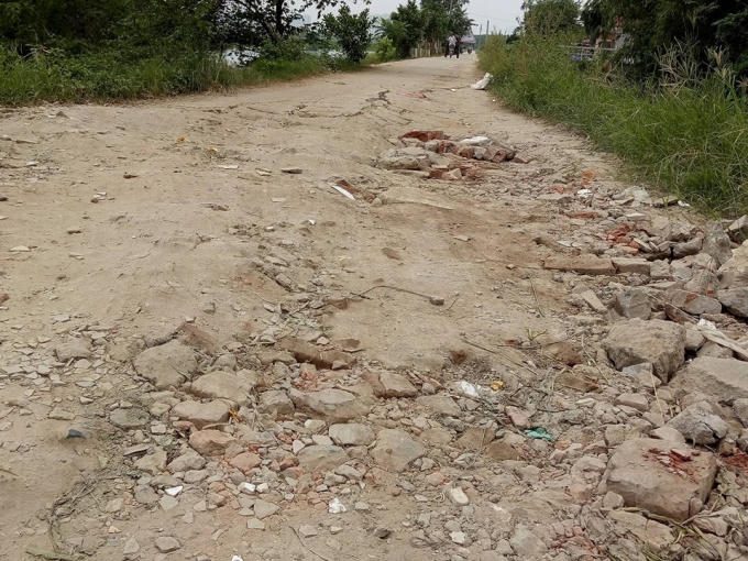 Đường bê tông có đoạn nát bươm.