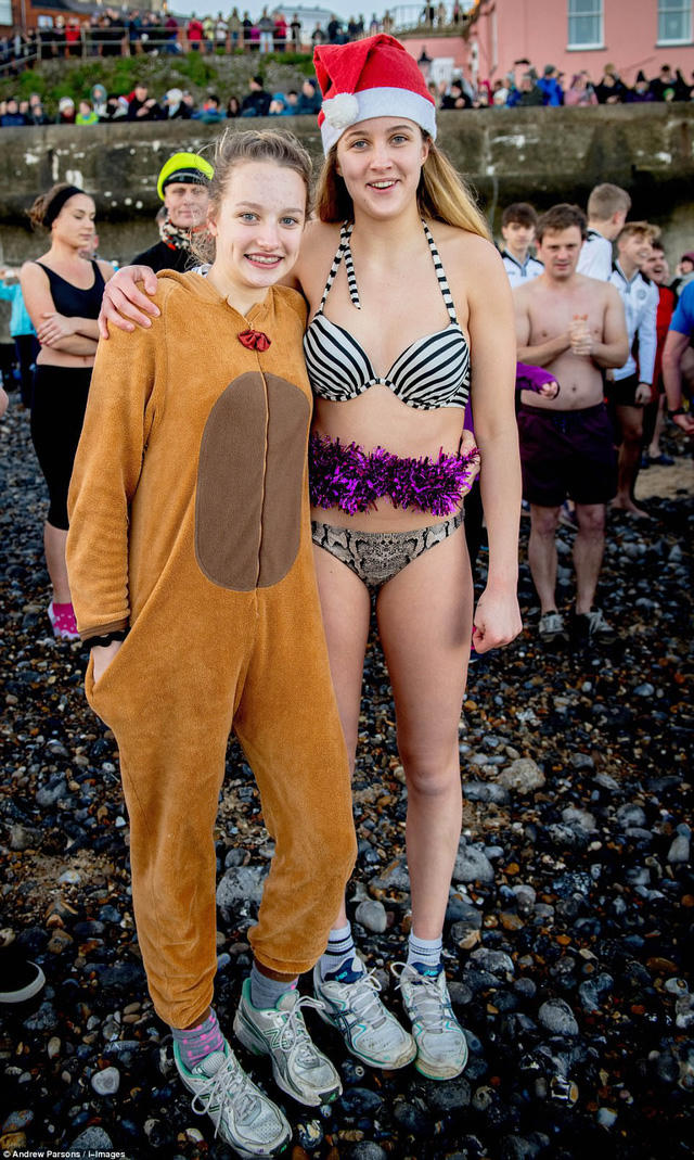 Lạnh &acirc;m 8 độ C, h&agrave;ng ngh&igrave;n người vẫn lao xuống... tắm biển