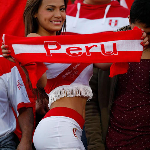 Sự khả ái của các nữ CĐV Peru thu hút mọi ánh nhìn từ người hâm mộ