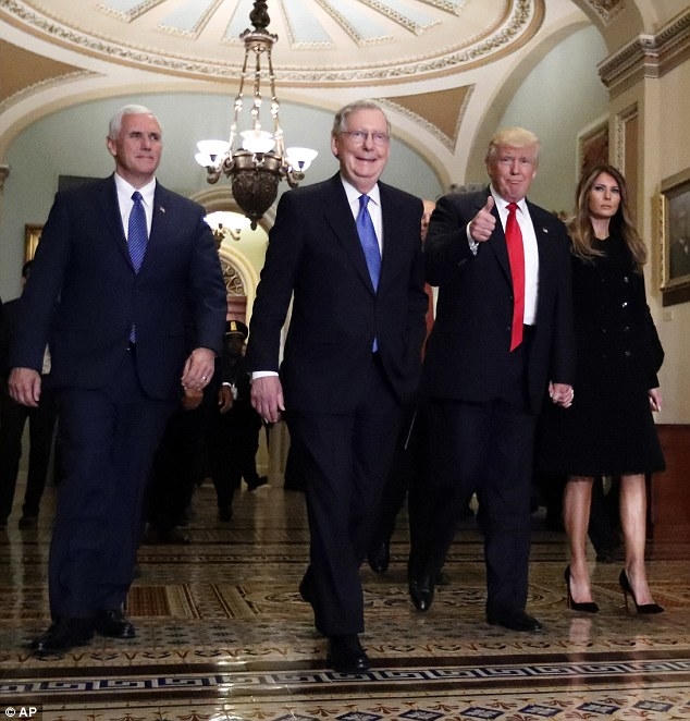 Trong khi Trump thoải mái về chuyến thăm thì bà Melania dường như có một chút căng thẳng. (Ảnh: AP)