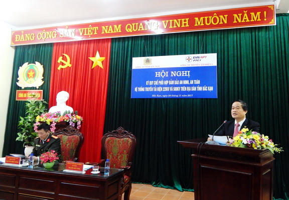 Đ/c Nguyễn Hữu Long – Phó giám đốc quản lý điều hành Công ty Truyền tải điện 1 phát biểu tại buổi lễ