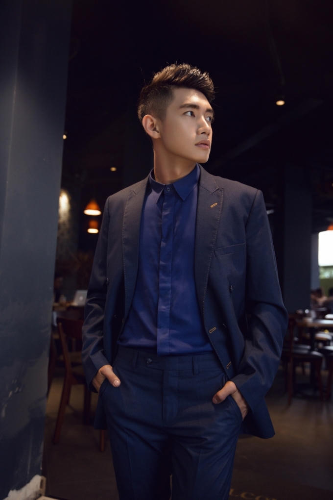 Ở bộ trang phục cuối cùng, Quang Đăng vẫn trung thành với phong cách vest hiện đại, không gò bó.