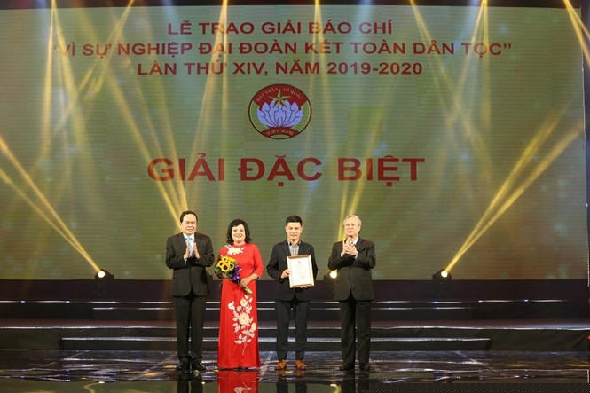 Ông Trần Quốc Vượng, Ủy viên Bộ Chính trị, Thường trực Ban Bí thư và ông Trần Thanh Mẫn, Bí thư Trung ương Đảng, Chủ tịch UBTƯ MTTQ Việt Nam trao giải đặc biệt cho các tác giả với tác phẩm