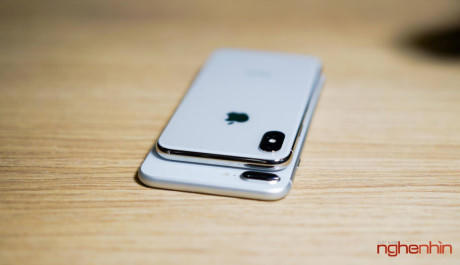 Cận cảnh iPhone X m&agrave;u trắng v&agrave; so d&aacute;ng với iPhone 8 Plus