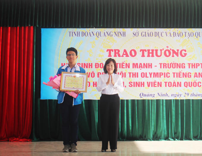 Đồng chí Vũ Thị Thu Thủy, Phó Chủ tịch UBND tỉnh trao Bằng khen của UBND tỉnh cho học sinh Đoàn Tiến Mạnh, Trường THPT Hòn Gai.