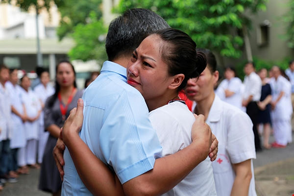 Có người chỉ rơi nước mắt và nghẹn ngào không nói được lời chào tạm biệt.