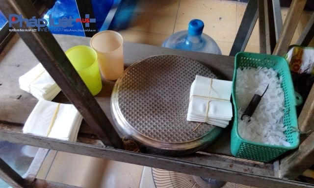 Các vật dụng được dùng trong đóng gói, bảo hành sản phẩm.