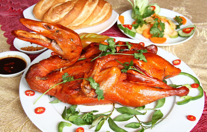 Với sự tinh tế và sáng tạo của mình, người Việt ta đã cải biên và chế biến lại thành món vịt quay 7 vị cho phù hợp với khẩu vị của người Việt Nam, và từ đó, món vịt quay 7 vị trở thành đặc sản của vùng núi Cao Bằng ngày nay.